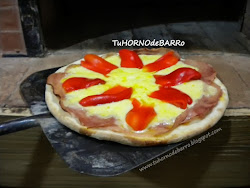 PIZZA A LA PIEDRA AL HORNO DE BARRO