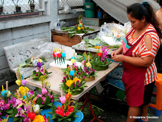 LOY KRATHONG. FLORES EN EL AGUA, BANGKOK. TAILANDIA