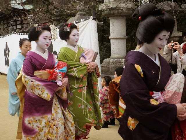 上七軒の芸舞妓さんは全員天神さんの氏子という! 上七軒の芸舞妓さんは全員天神さんの氏子という!