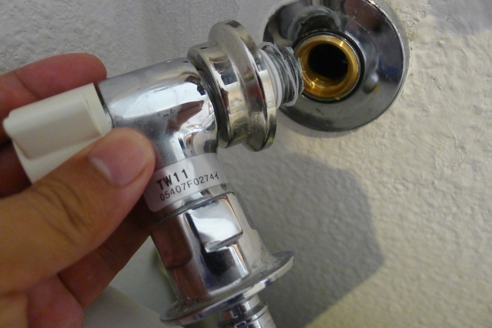 uyabin の 思いつきとやっつけ: 洗濯機用水道栓の交換(TW11→壁ピタ栓CB-L6) uyabin の 思いつきとやっつけ: 洗濯機用水道栓の交換(TW11→壁ピタ栓CB-L6)