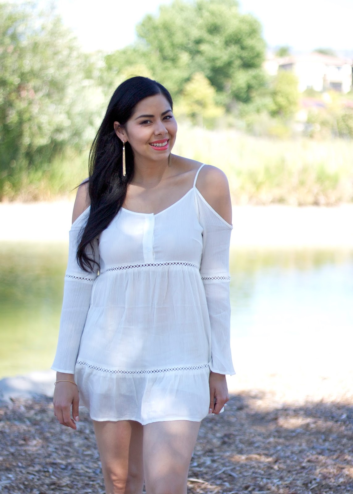 Earthy Outfit Brunette fashion blogger, Mexican Fashion Blogger, little white dress, lwd, flowy white dress