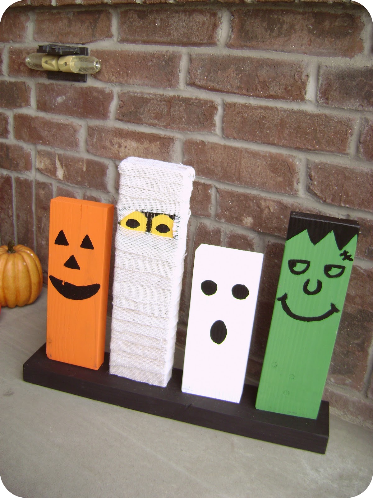 La Famille Noire DIY Wooden Halloween Decorations