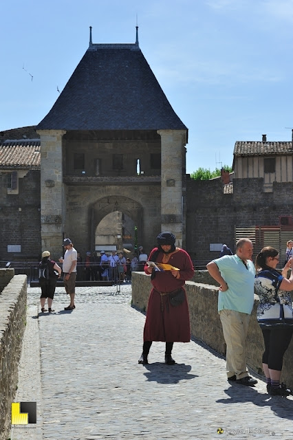 La porte de la place d'accès du château comtal de carcassonne La porte de la place d'accès du château comtal de carcassonne photo pascal blachier