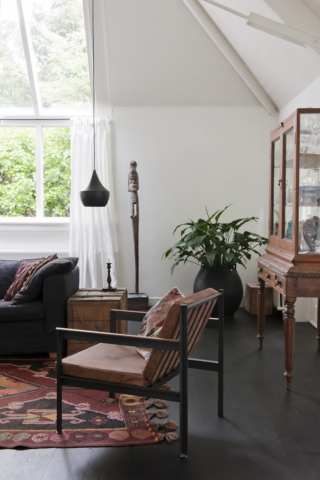 decordemon A house with an artistic character