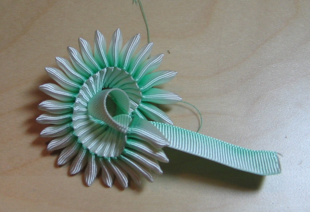 Black Tulip How to make a pleated ribbon cockade