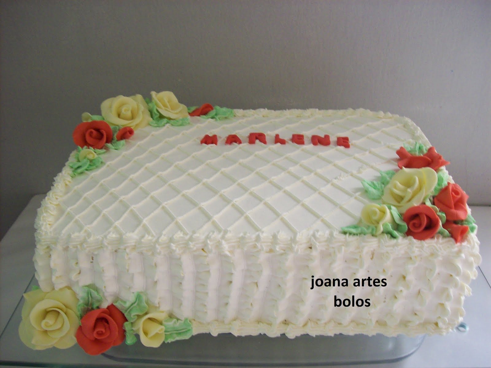 Joana Artes Bolos(Uberaba-MG) 34-33124684: Bolo feminino em chantilly