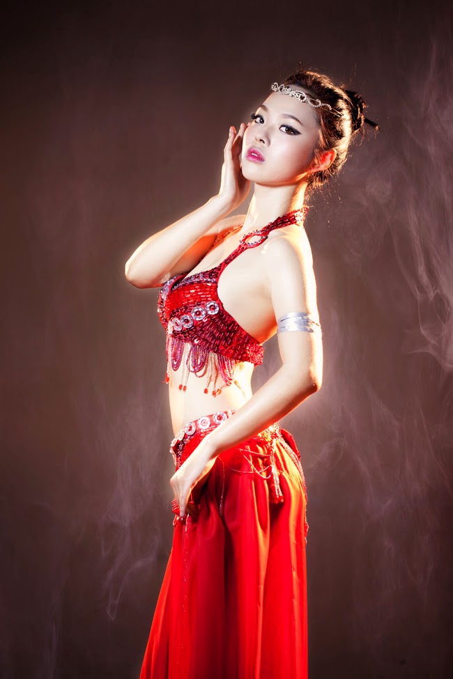 Thiếu nữ khoe eo thon múa belly dance
