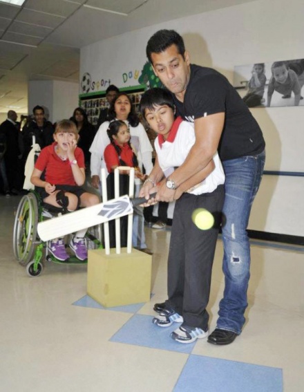 ~~Salman with kids~~ Being+Human+Pics+Salman+Khan%2527s+love+for+special+kids+all+the+time%2521