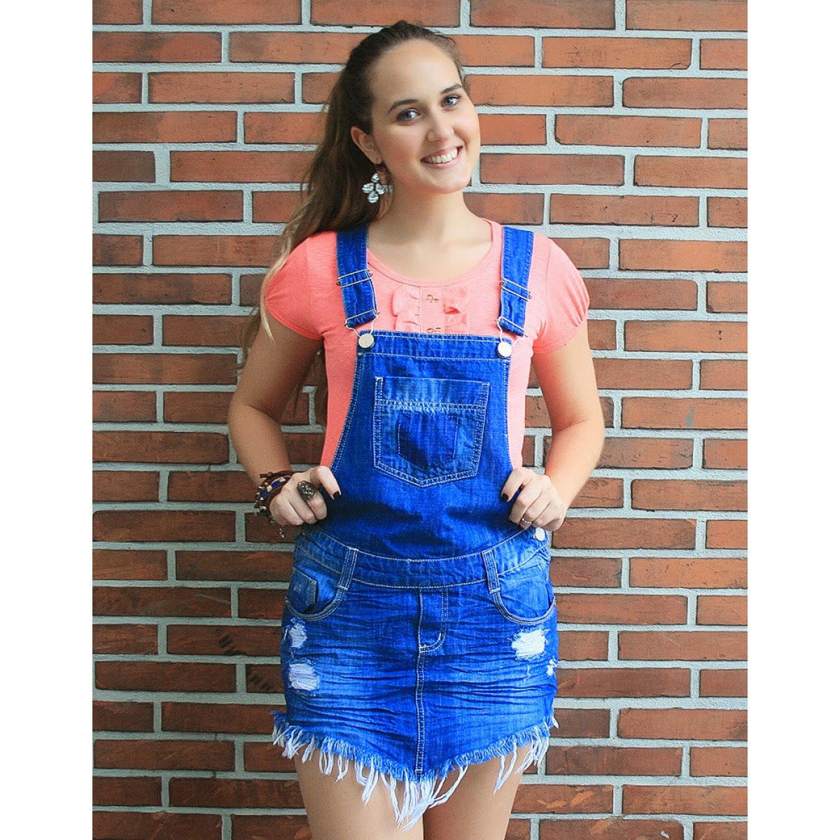 jardineira jeans rasgada