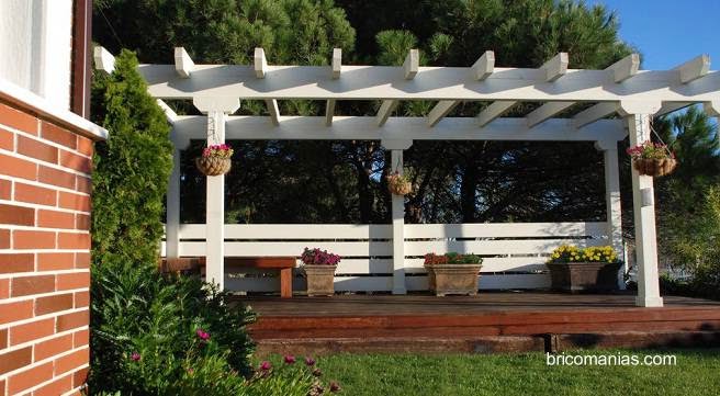 Versión típica próxima a la casa para usar como un retiro en exteriores Pérgola de madera blanca en jardín con deck