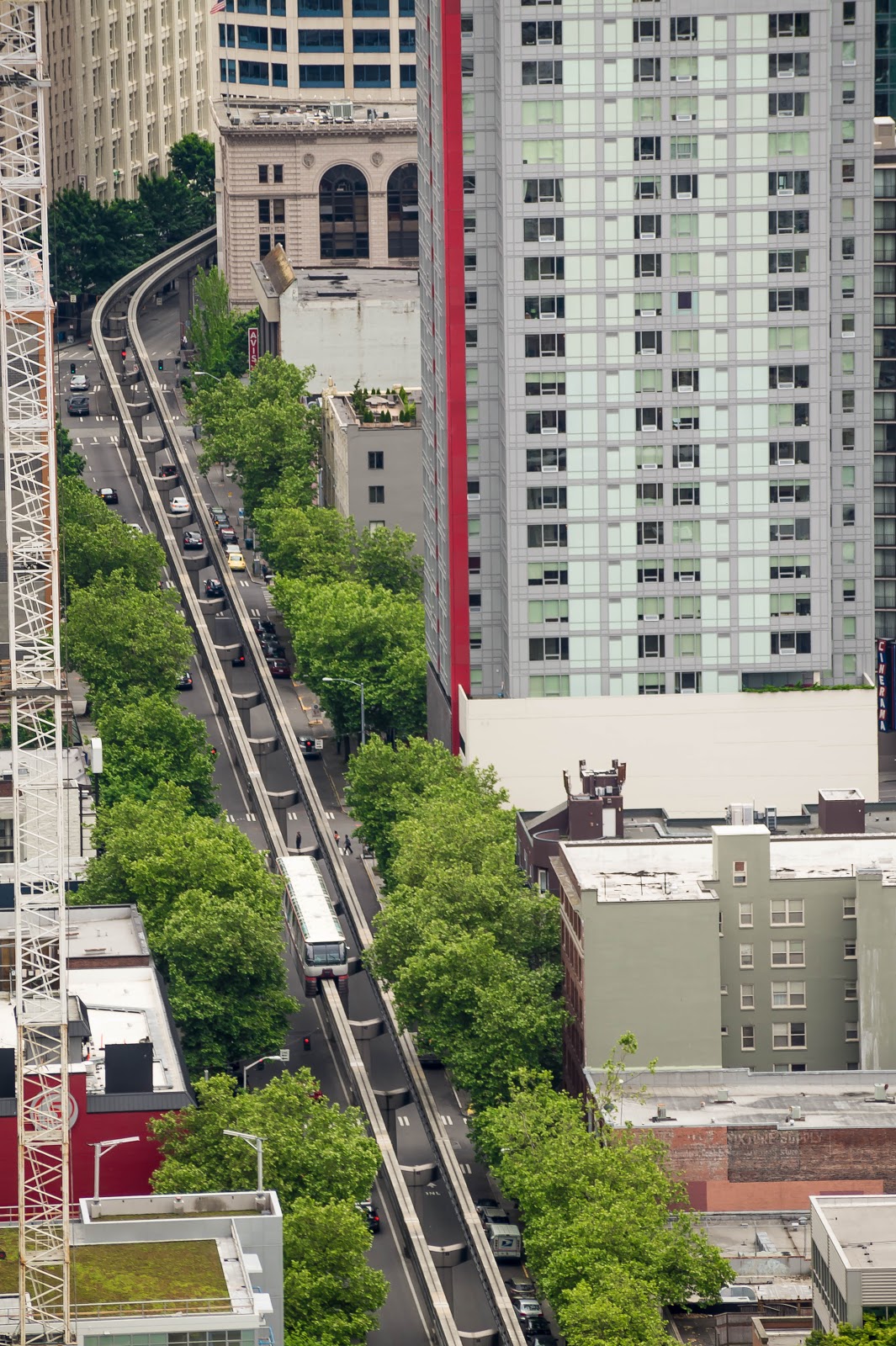 Далеко внизу видно монорельс