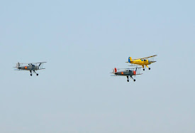 Les Bücker en formació volant sobre la pista de l'Aeroport de Sabadell.