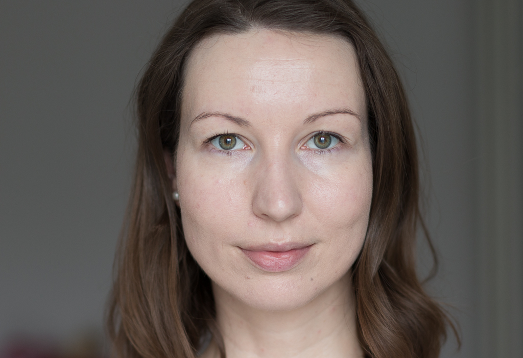 Urban Decay Naked Skin Foundation 1.0 im gesamten Gesicht aufgetragen Urban Decay Naked Skin Foundation 1.0 im gesamten Gesicht aufgetragen