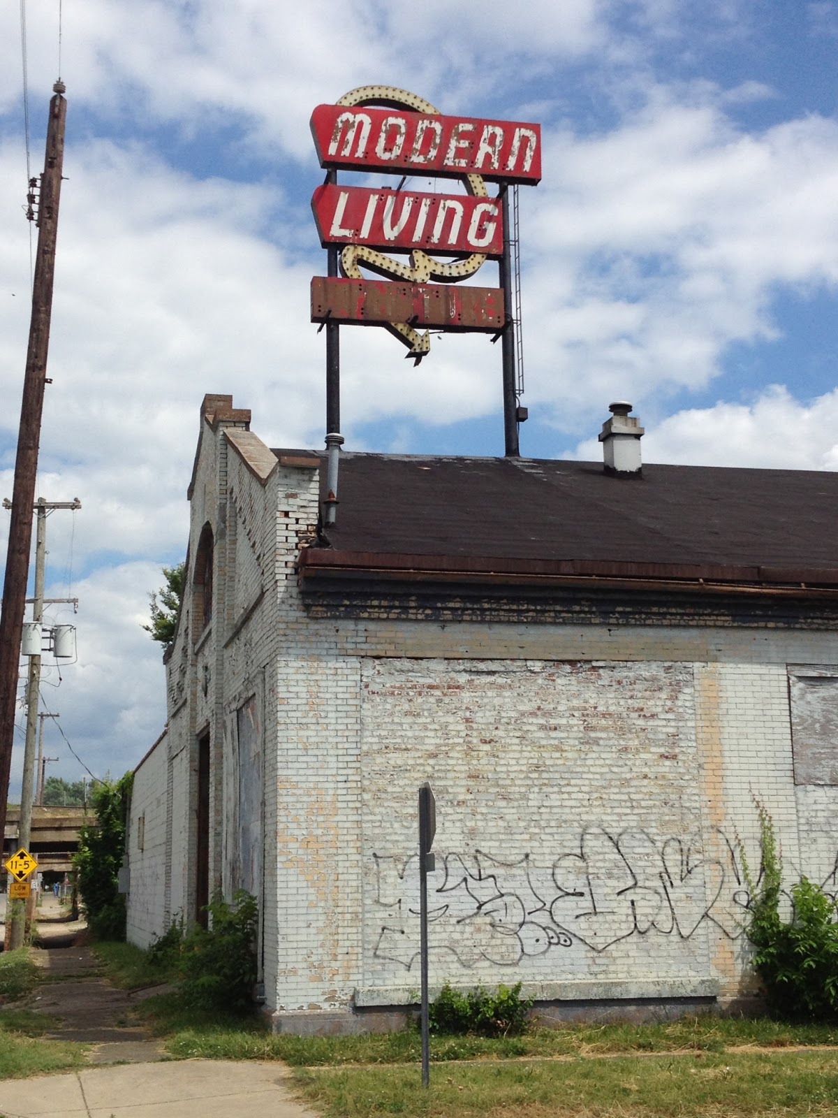 Eerie Indiana: Abandoned Modern Living Building, Portland - Louisville