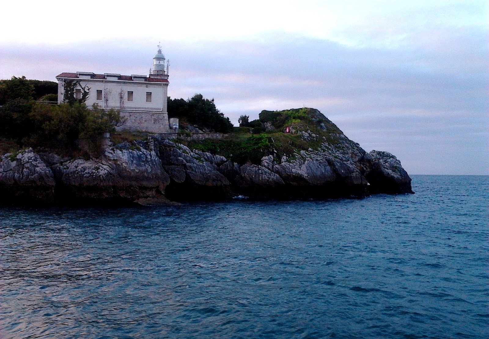 playas y paseos por la costa FARO DE LA PUNTA DE LA CERDA EN SANTANDER