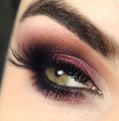 Se, em 2014, a Cor do Ano foi a Radiant Orchid, um tom feminino e luminoso, a Cor do Ano para 2015, segundo a Pantone, é o Marsala (18-1438), um tom mais sóbrio e escuro, inspirado no vinho italiano com o mesmo nome. Dicas de Moda. Blog de Moda Style Statement. Tendências. Outono/Inverno. Burgundy.