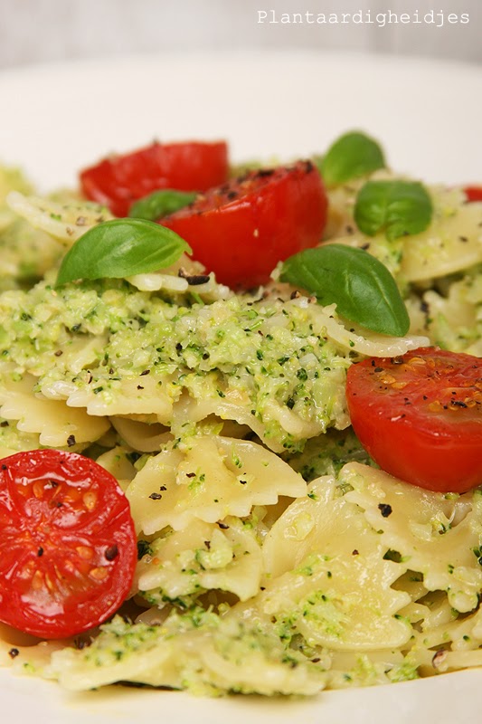Pasta met broccolipesto en tomaatjes uit de oven Plantaardigheidjes