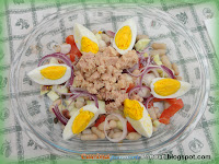 Insalata con cipolla, pomodori, cetrioli, tonno e  uova sode
