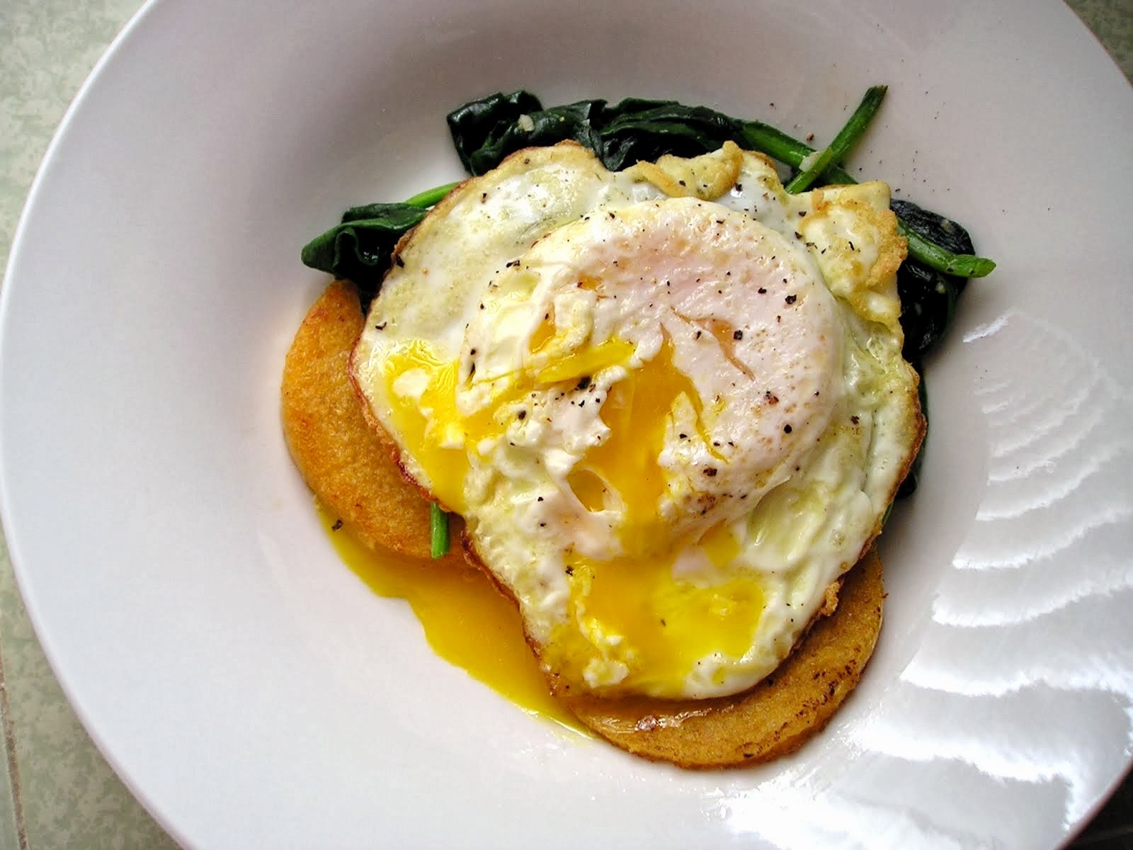 Ooh! That Looks Good! polenta with egg and garlicky spinach.