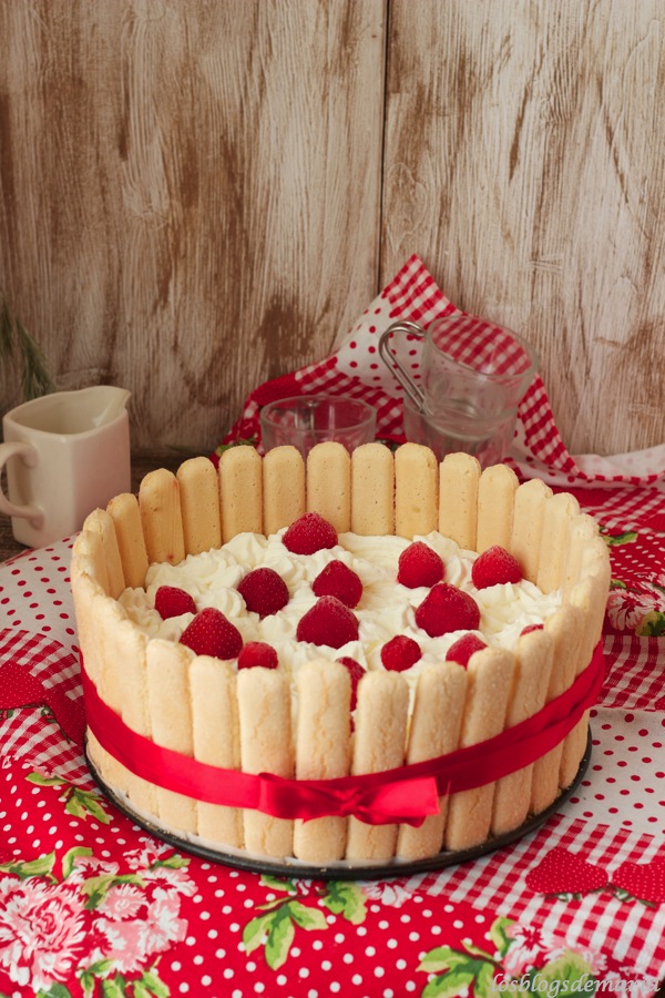 Tarta helada de chocolate blanco y fresas