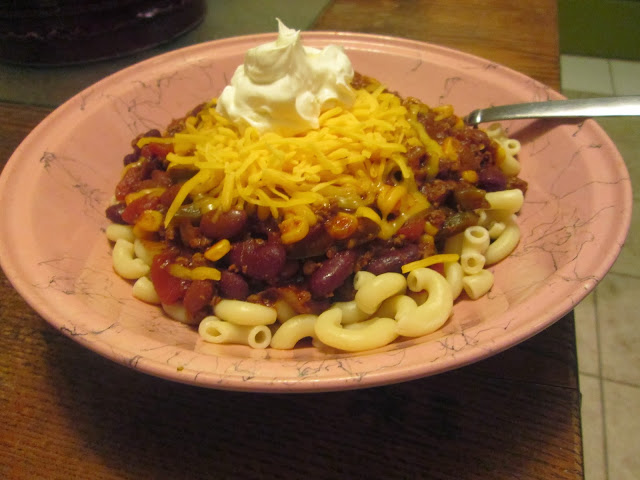 chili, beans, macaroni noodles, cold weather recipes, home cooking, spicy, shredded cheese, sour cream