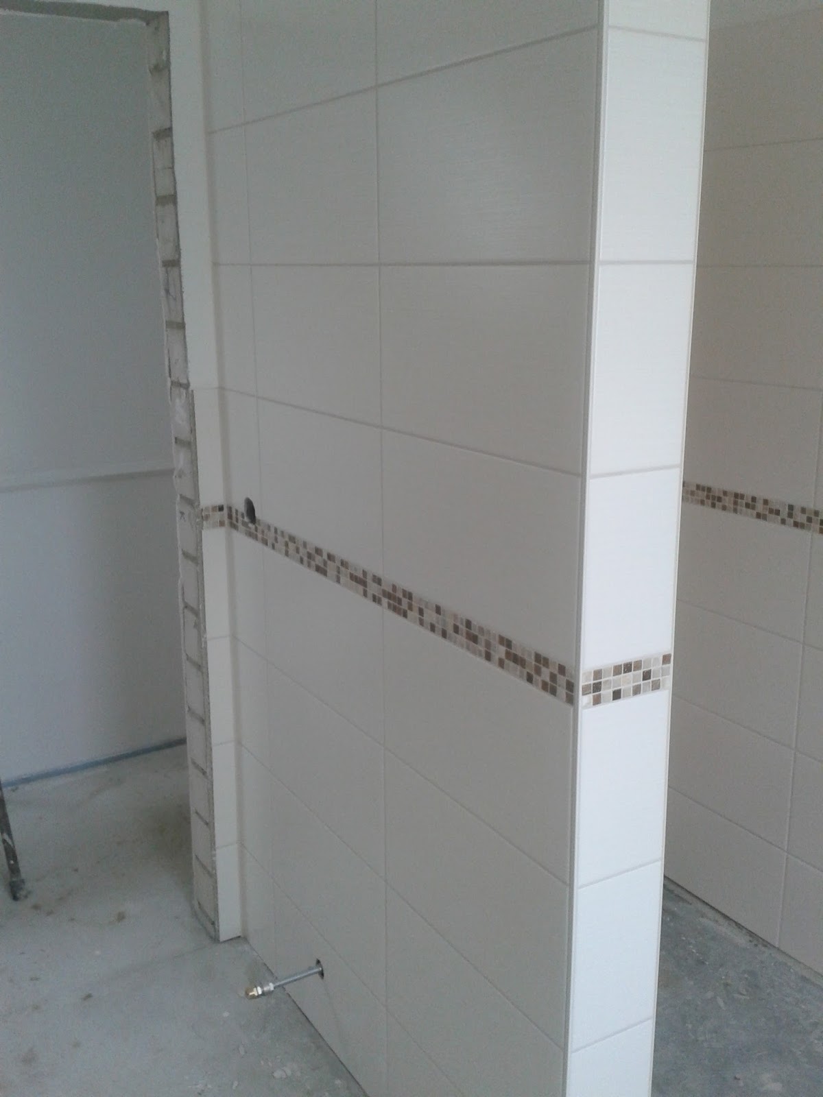 Unser Schultehaus in Tespe: Die Wandfliesen sind verfugt.