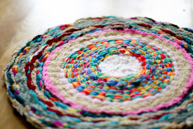 DIY tapis coloré en chutes de laines