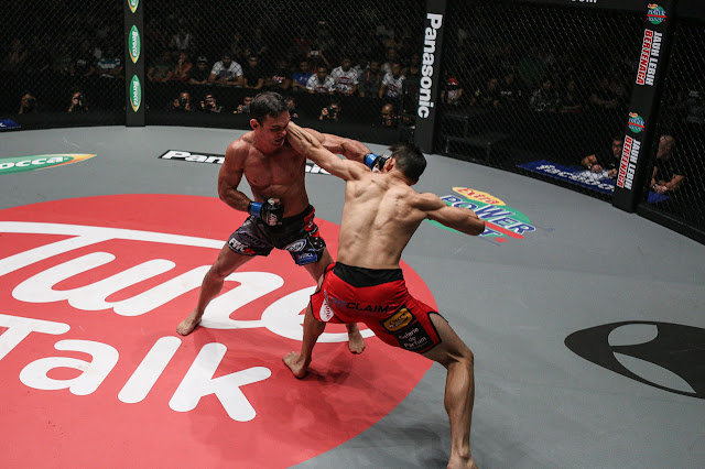 One miss, one hit. Adrian Pang and Peter Davis exchanges fists. adrian pang eric kelly one tigers of asia kl