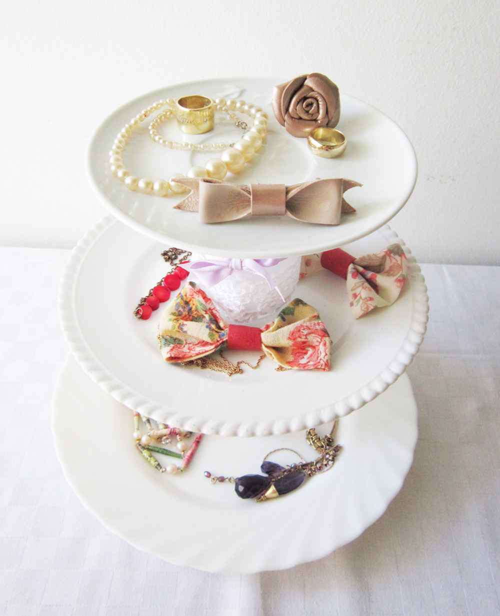 DIY romantic plate stand for jewelry and more! Akamatra