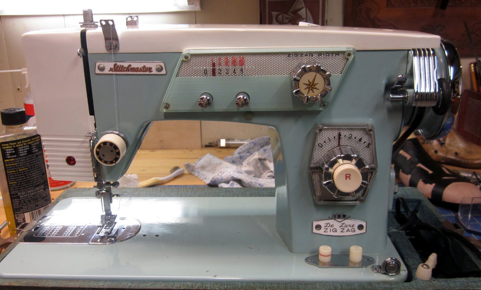 Modern Super DeLuxe Zig Zag Sewing Machine - Model 139 - Vintage 1960s