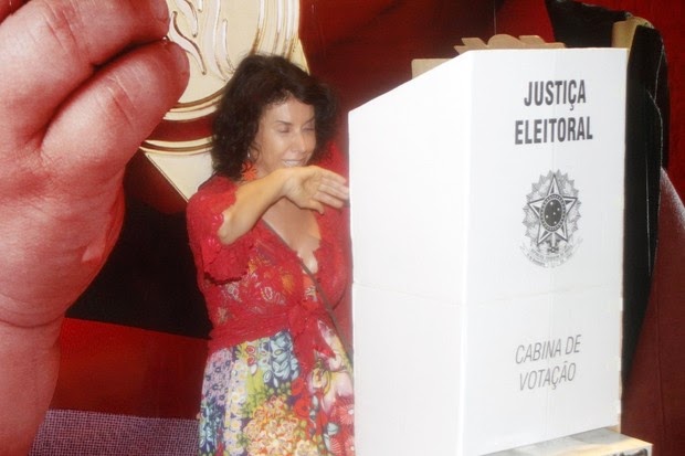 Claudia Alencar tem crise de choro ao votar: 'Graças a Deus, não