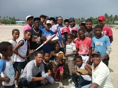 BARAHONA: Víctor Mateo entrega útiles de Béisbol en Jaquimeyes