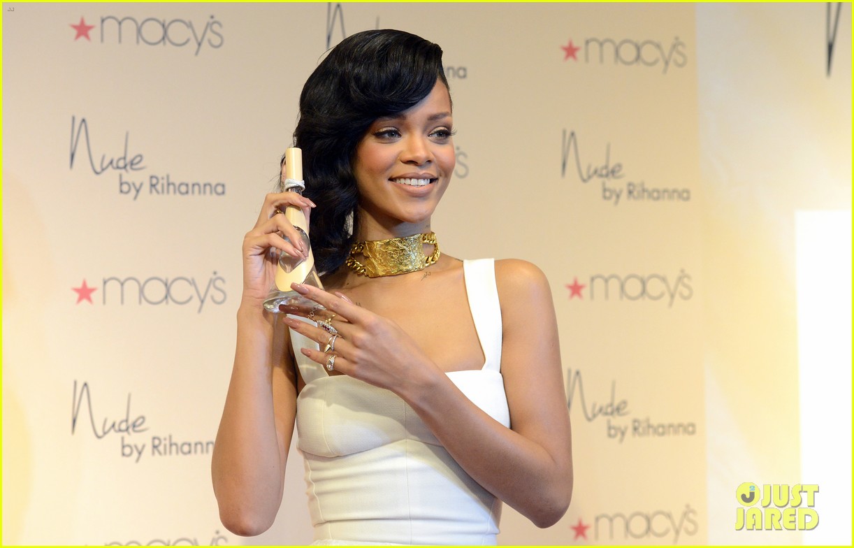 Celeb Diary: Rihanna @ lansarea parfumului ei, Nude by 