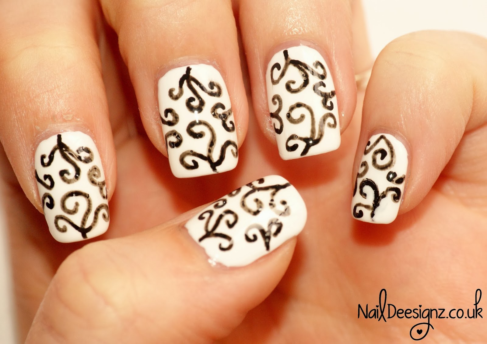 nail design with swirls