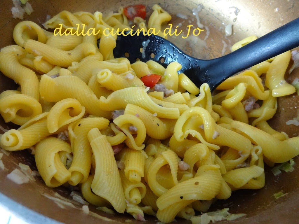 maccheroni al torchio conditi con salamelle mantovane alla vodka