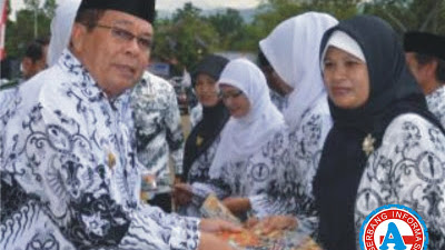 Momen HUT Guru dan PGRI ke-67, Wakil Bupati Bima Serahkan Piagam Penghargaan 