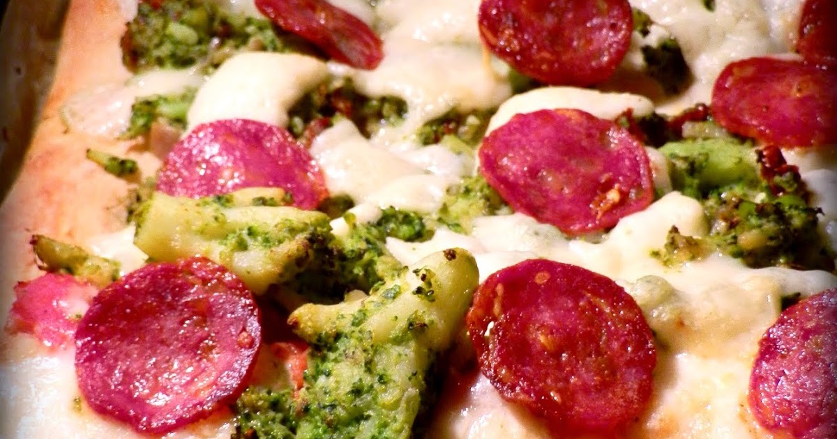 PIZZA con BROCCOLI, PECORINO sardo e SALAMINO piccante