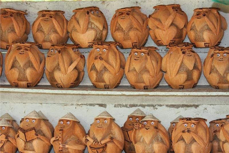 Handicrafts Made With Coconut Shell In Ben Tre Vietnam Handicrafts Made With Coconut Shell In Ben Tre Vietnam