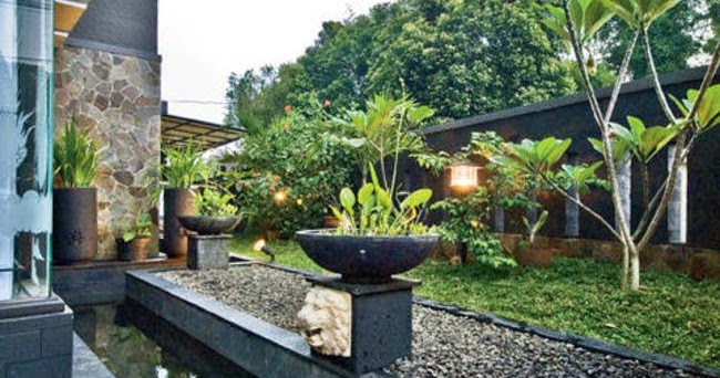 KOLAM IKAN MIRIP PARIT ~ Home Garden