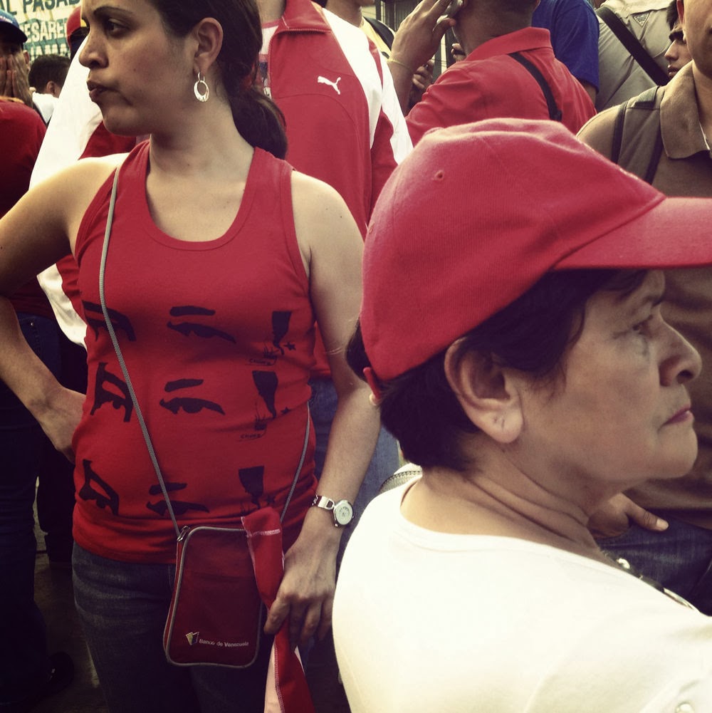 « LES YEUX QUI TE REGARDENT » EST UN PROJET DU JOURNALISTE VÉNÉZUÉLIEN LÉO RAMIREZ. IL A POUR ORIGINE SES IMPRESSIONS FACE AUX PEINTURES REPRÉSENTANT LE REGARD D’HUGO CHAVEZ, OMNIPRÉSENTES DANS LE PAYS. ON TROUVE LE REGARD DE L'ANCIEN PRÉSIDENT VÉNÉZUÉLIEN, MORT LE 5 MARS 2013, SUR DES MURS D'IMMEUBLES, DANS DES STADES, SUR DES PANNEAUX PUBLICITAIRES, SUR DES VÉHICULES OU SUR DES T-SHIRTS. PHOTO LÉO RAMIREZ