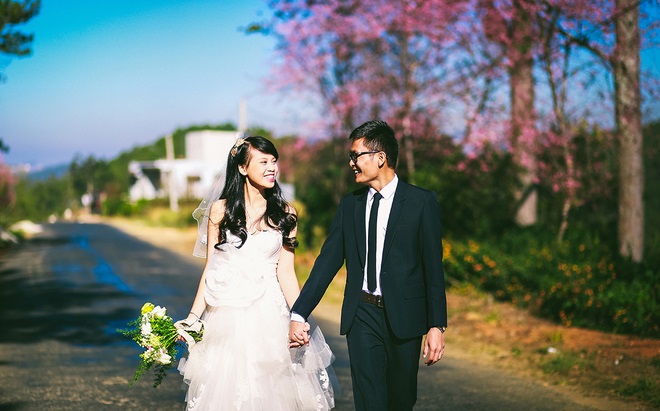 [Image: cap-doi-sai-gon-giua-mua-hoa-anh-dao-da-lat-3.jpg]