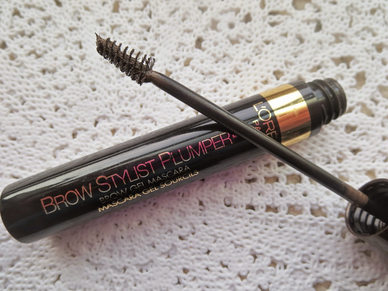 a picture of L'Oreal Brow Stylist Plumper in Medium to Dark (brush)