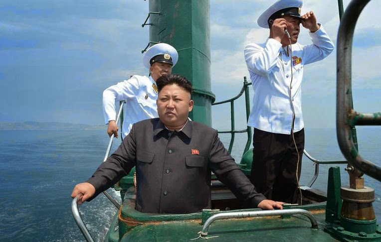 النشاطات العسكريه للزعيم الكوري الشمالي كيم جونغ اون .......متجدد  Kim+Jong-un+inspects+old+North+Korean+Navy+submarine+2