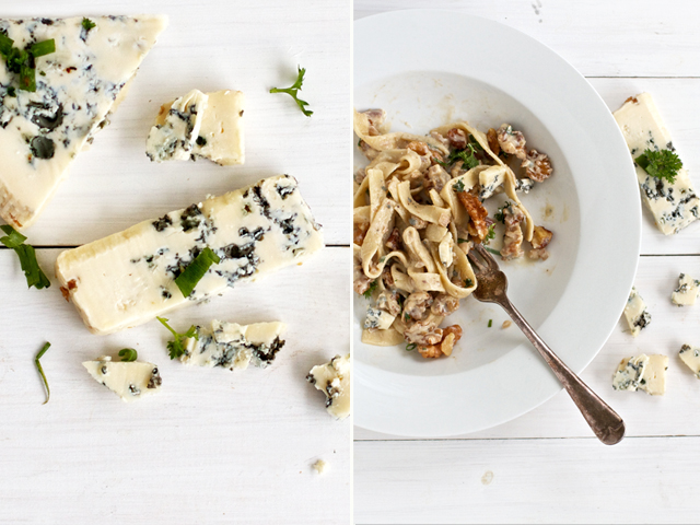 Pasta with walnuts, blue cheese and chives