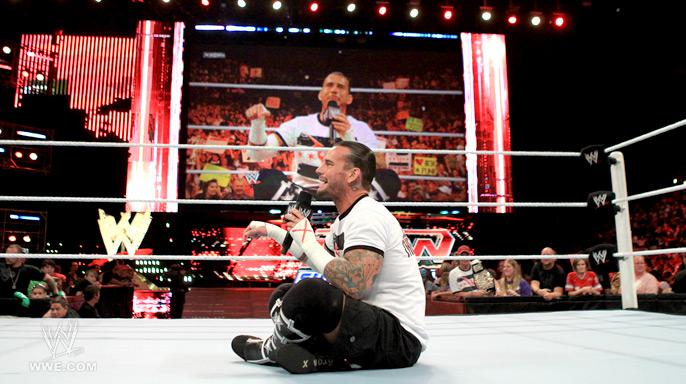 25 Ağustos Road to Future *BANT* CM+Punk+sitting+in+the+ring+9-5+RAW