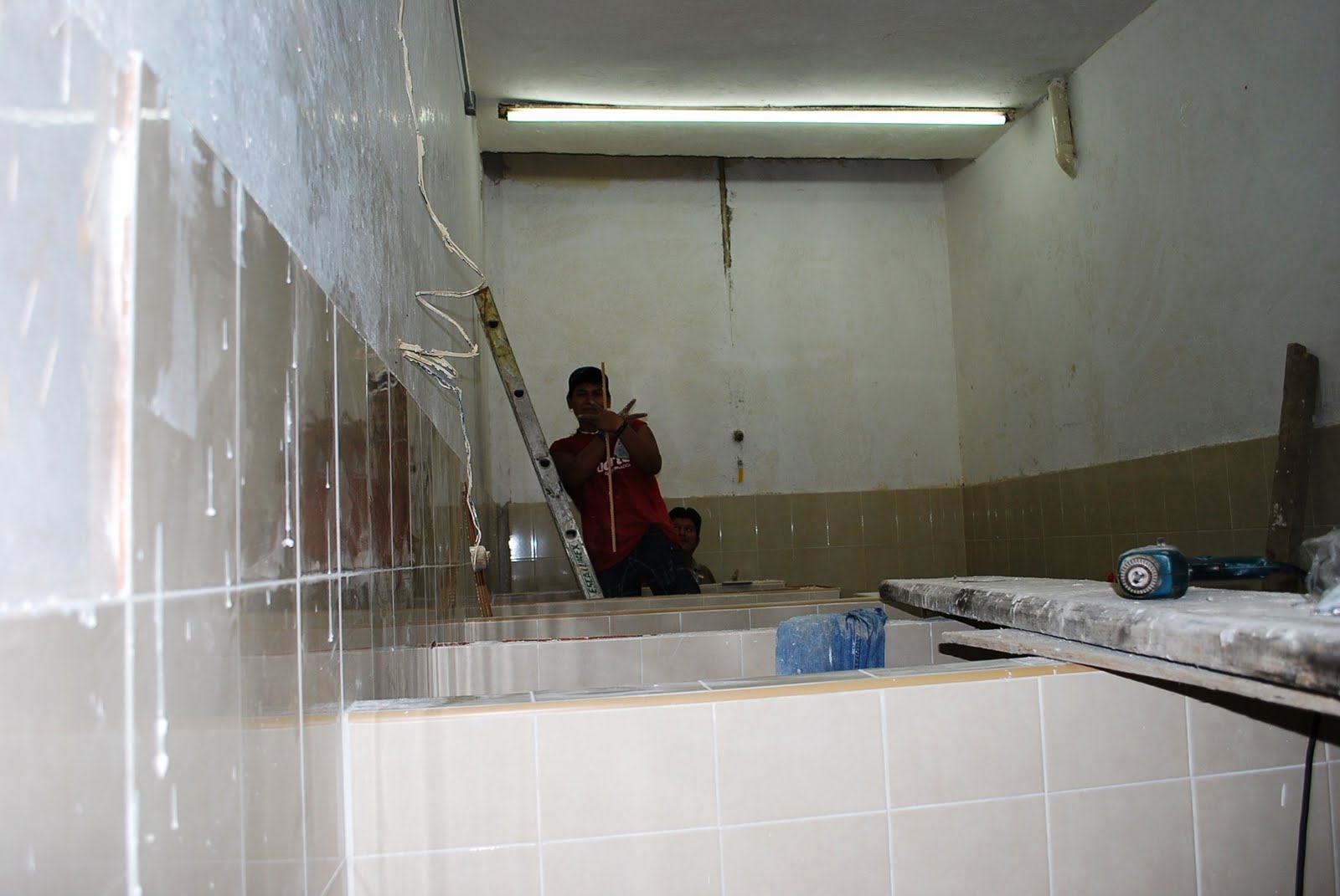 REMODELAN BAÑOS PUBLICOS DEL MERCADO