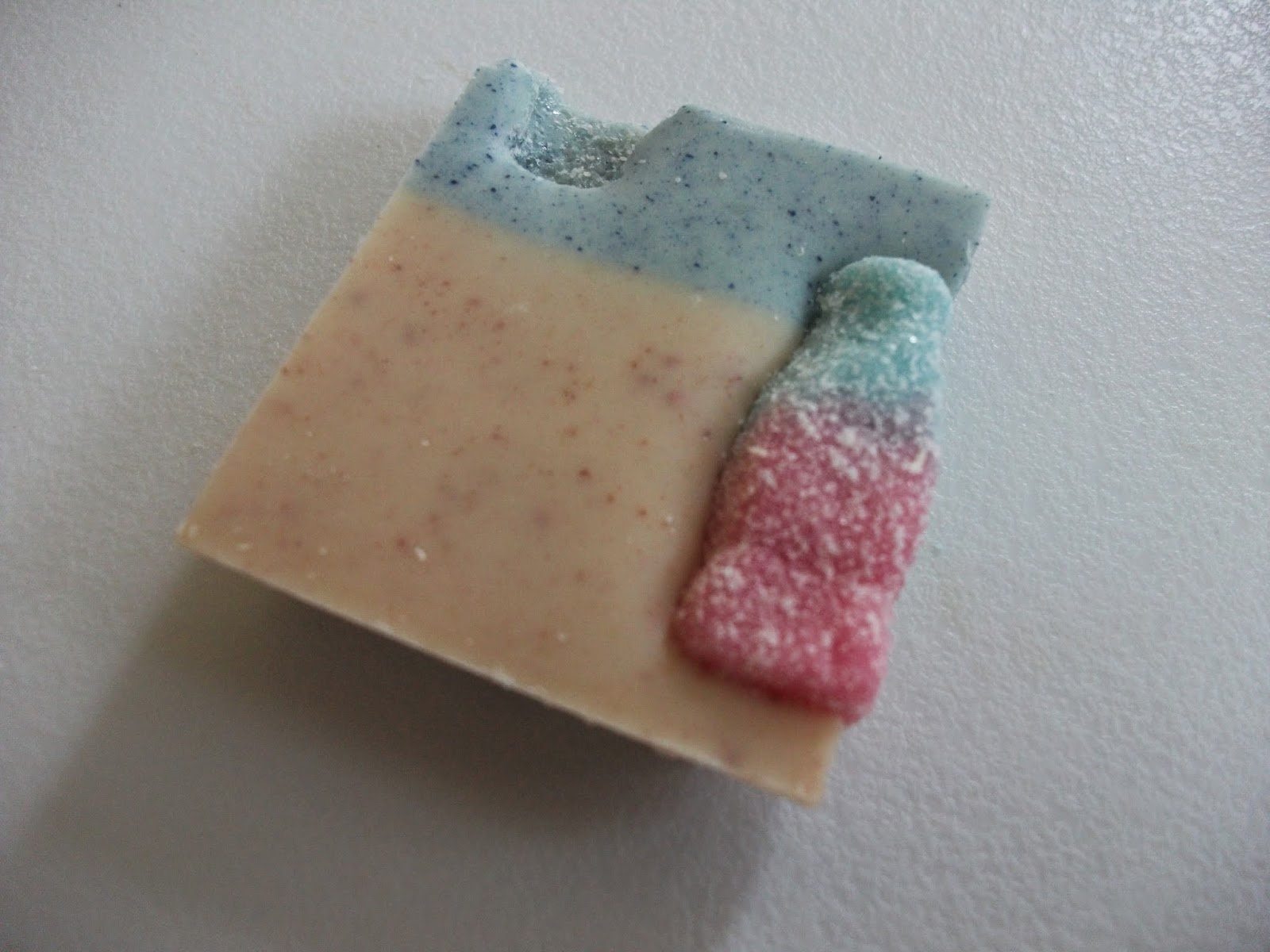 Fizzy Bubblegum Bottles Blue & White Chocolate Bar Review