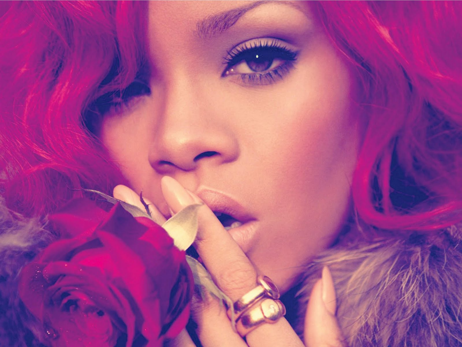 http://1.bp.blogspot.com/-z_pQ-txWt7Q/Tcj0HeA1qgI/AAAAAAAAADM/qC3XsroPwAw/s1600/rihanna-loud-album-booklet.jpg