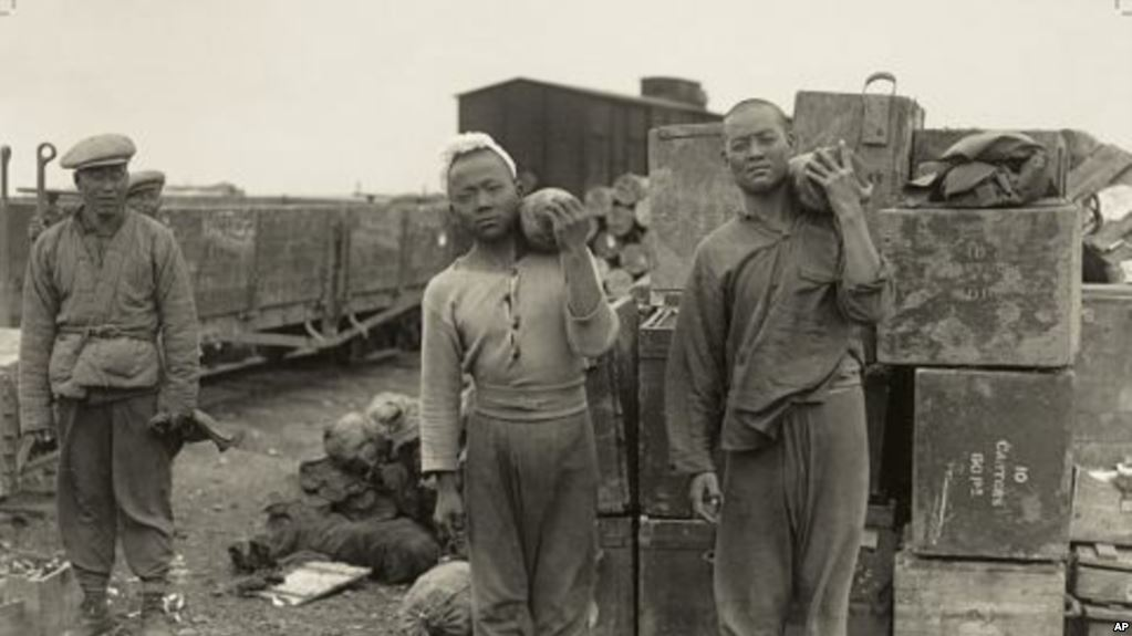 Members of the Chinese Labour Corps moving munition during WWI