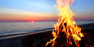 Letnie ognisko na plaży